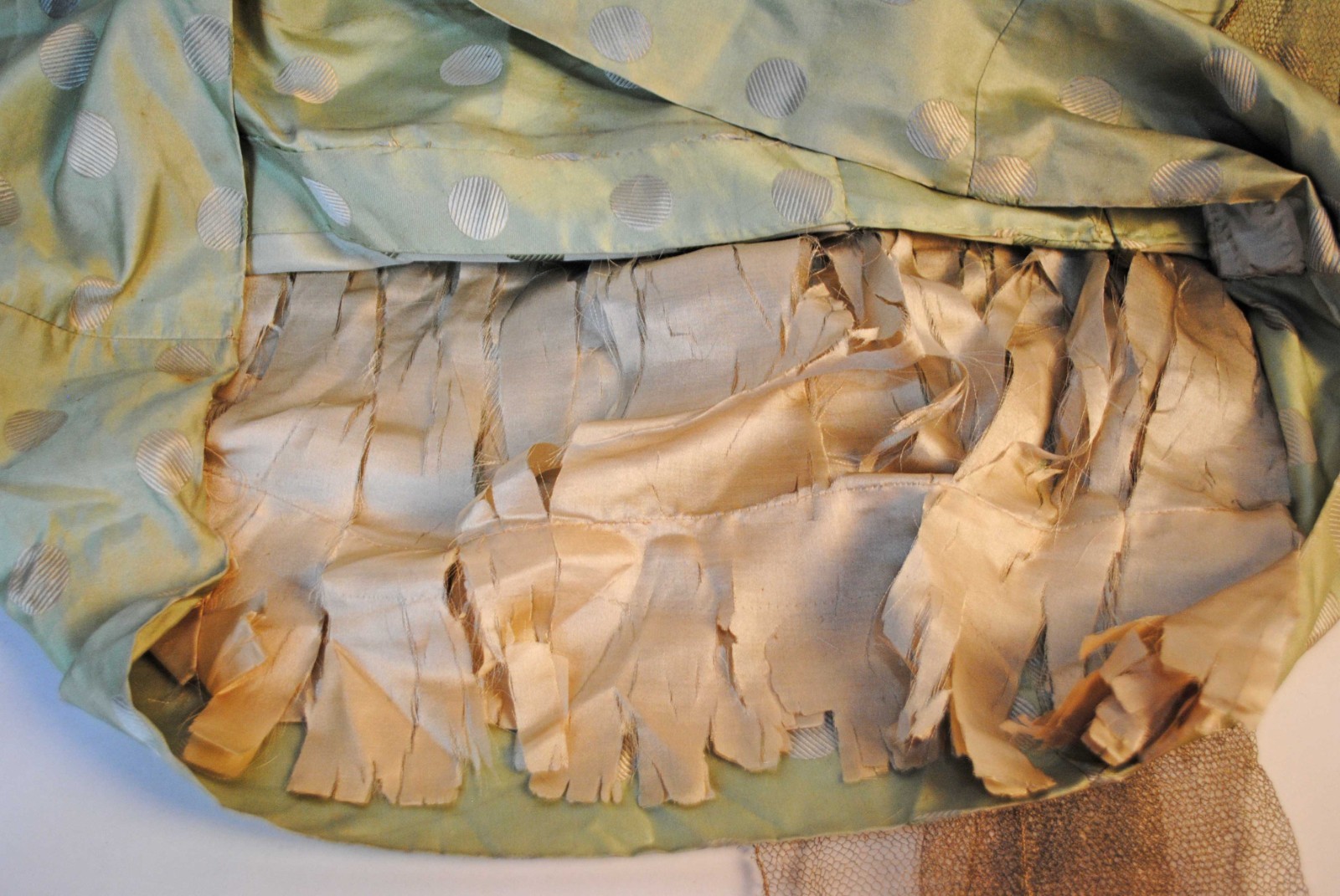 FLAPPER SILK SATIN EVENING DRESS, 1920s, METALLIC LACE TRIM AND NETTING