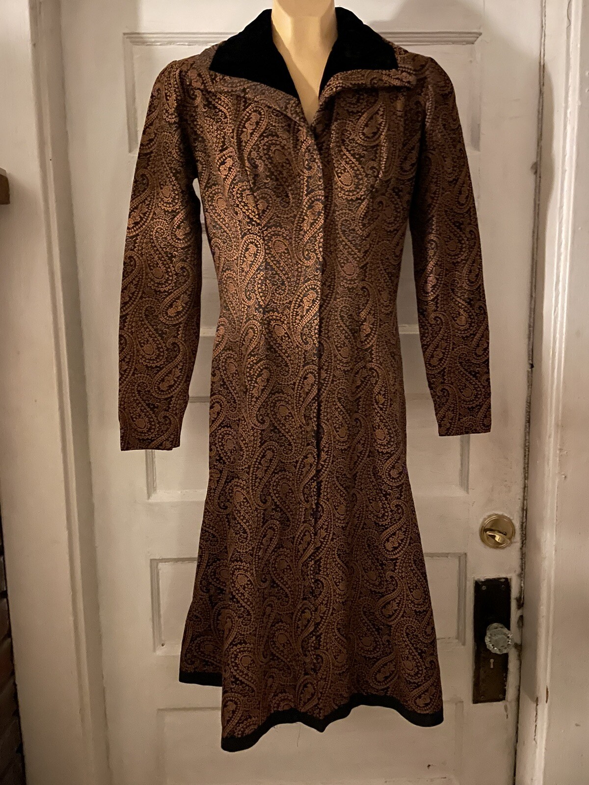 Vtg. Estevez Grenelle Brocade Brown Paisley Dress W/Black Velvet collar Sz S EUC