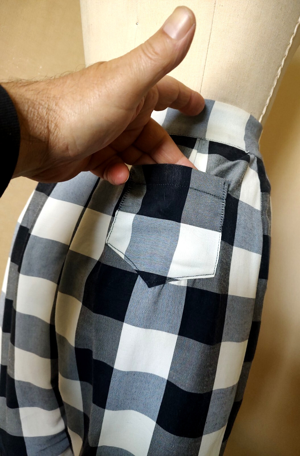 Vtg 1960’s WOMEN’s SHORTS, Large Scale Black & White WOVEN GINGHAM , MINT COND