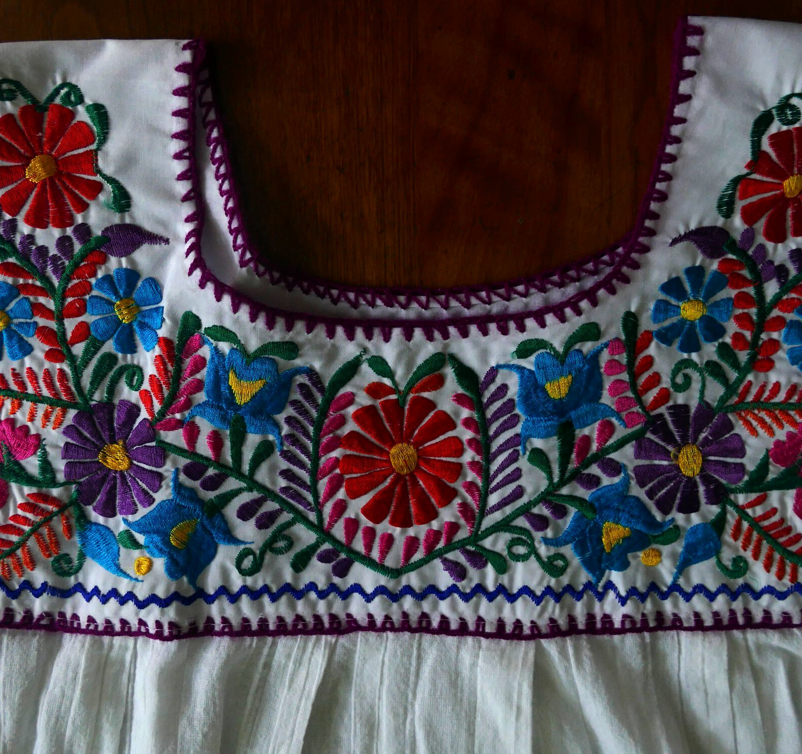 NEW White MEXICAN EMBROIDERED BLOUSE S Floral 70″s Hippie Boho Peasant SALE
