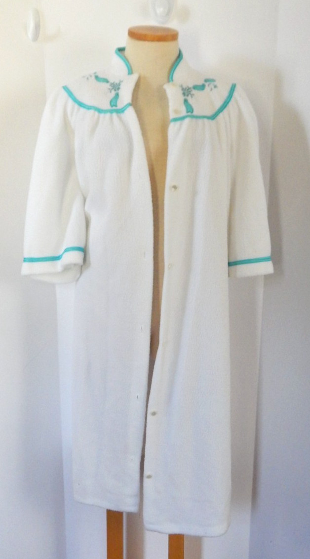 Vtg Sears Carriage Court Robe or Housecoat Embroidery Detail Size L 16/18 NWT
