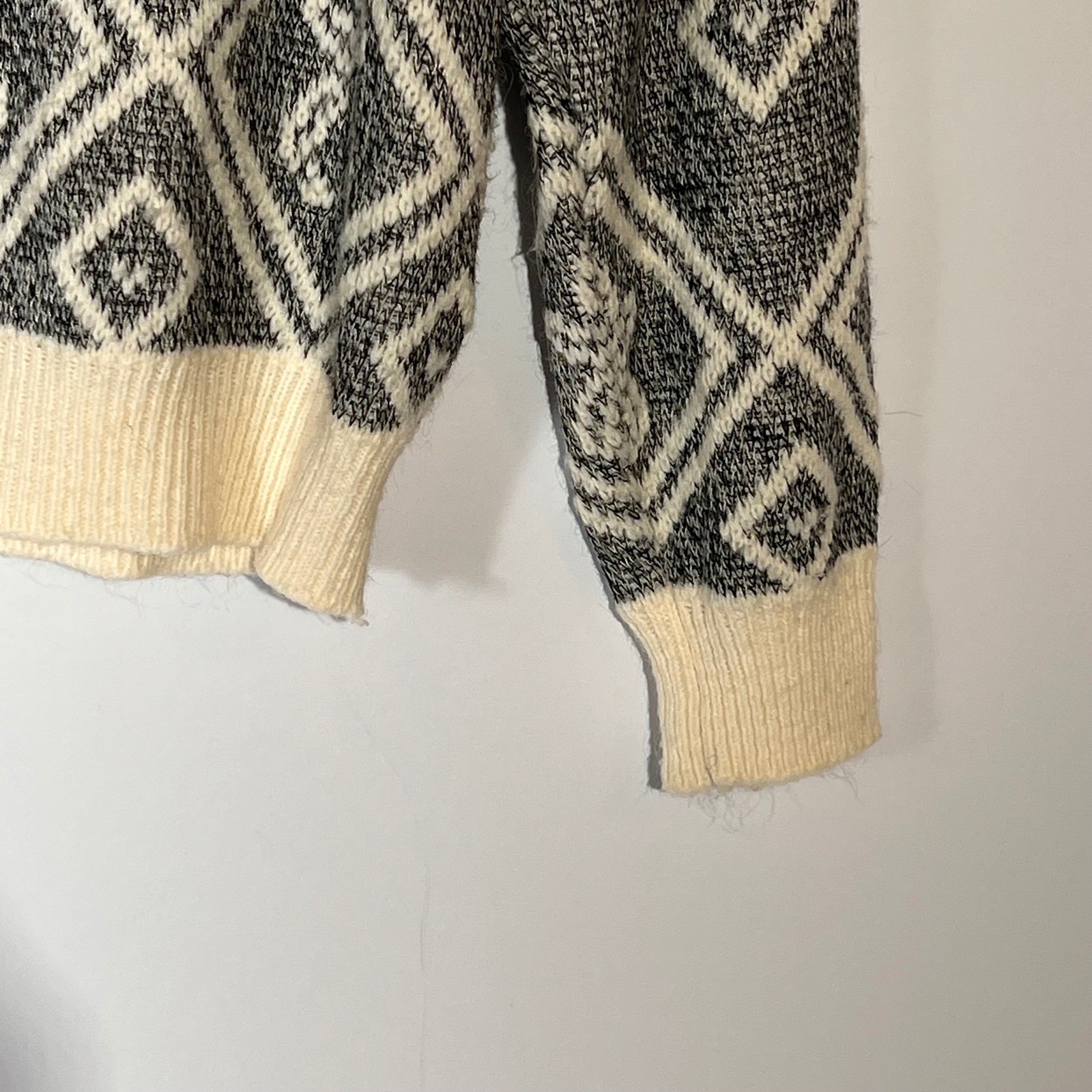 Vintage Fast Turn Sweater Medium Diamond Pattern Geometric Knit Gray Cream