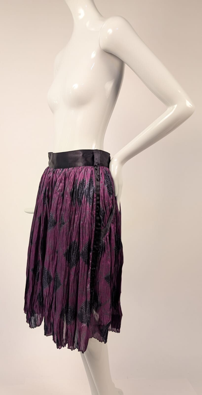 GIANNI VERSACE 1980’S DESIGNER PURPLE SILK PLEAT SKIRT MADE IN ITALY