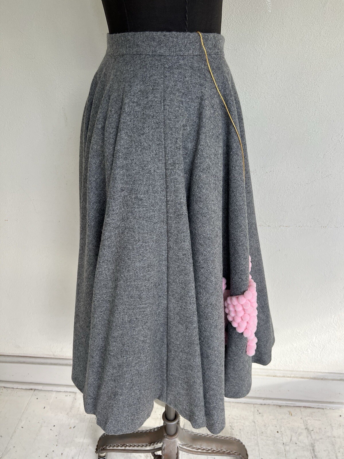 VTG 1950’s Felt Gray Pink Jewel Popcorn Poodle Dog Crinoline 360 Skirt EXCELLENT