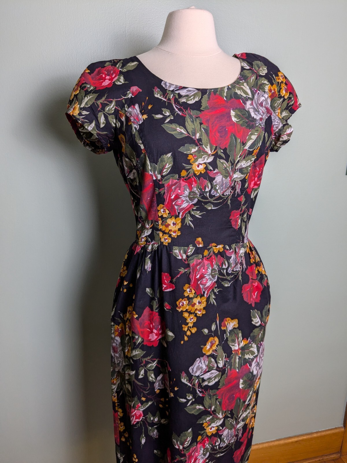 Vintage 80s Does 50s Rose Print Cotton Wiggle Dress Hepburn Button Down Back