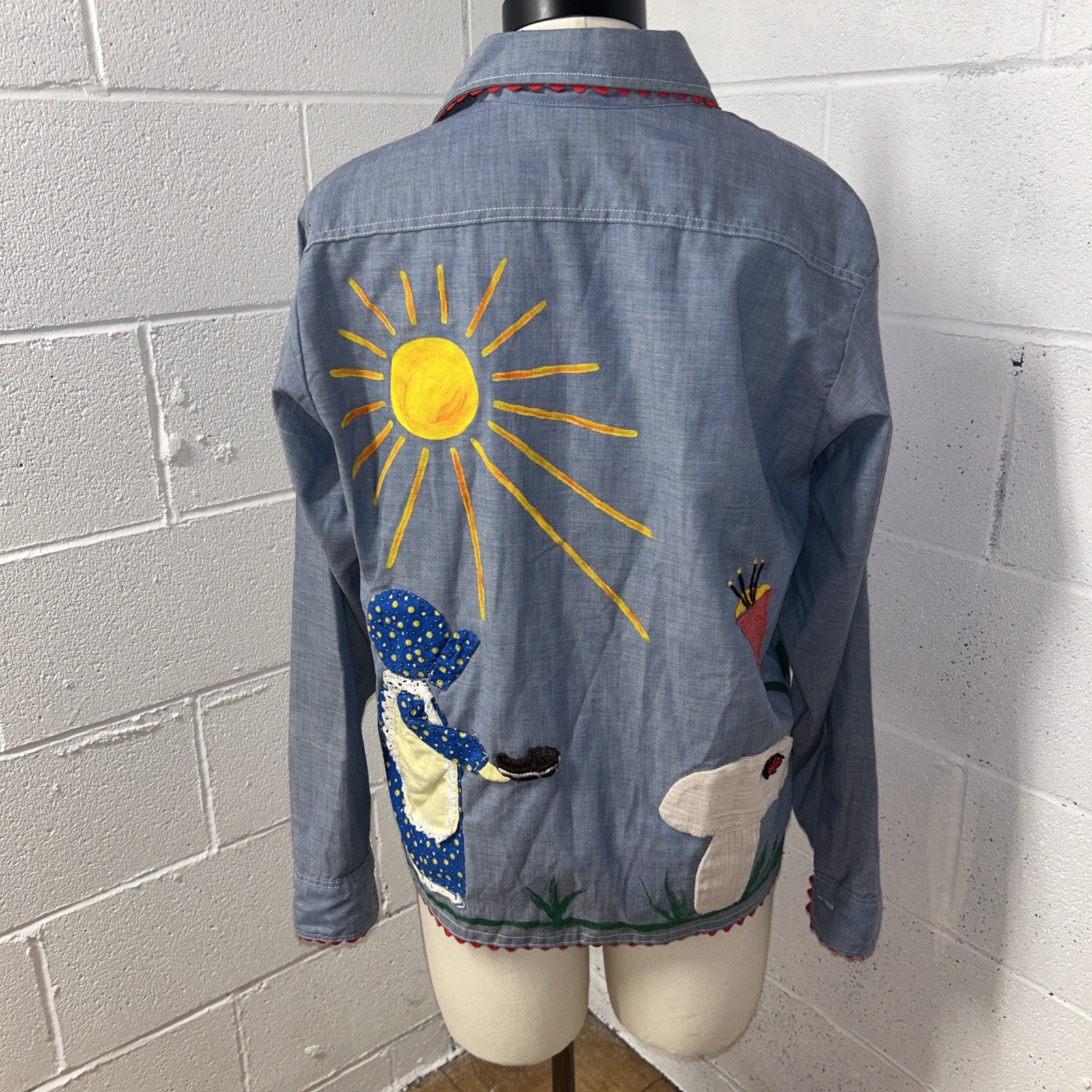 VTG Chambray Hand Embroidered Shirt Blue Floral Bee Holly Hobby Big Mac Med E4
