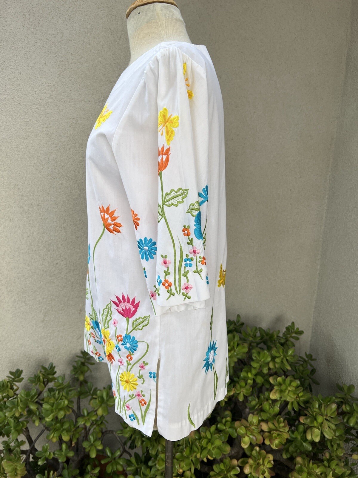Vtg Boho Top Chuchi embroidered Colorful floral white Size Small