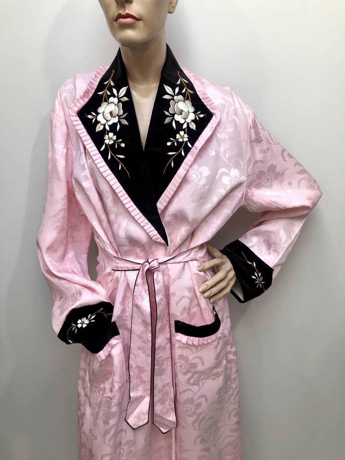 VTG 1940s 50s Cusp PINK RAYON Jacquard & VELVET Embroidered DRESSING GOWN Robe