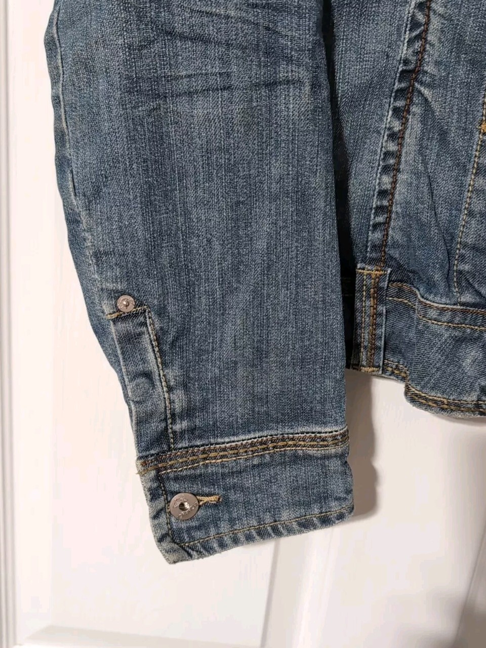 2000s Jordache Jean Jacket Ladies size M Distressed denim Embroidered Pockets