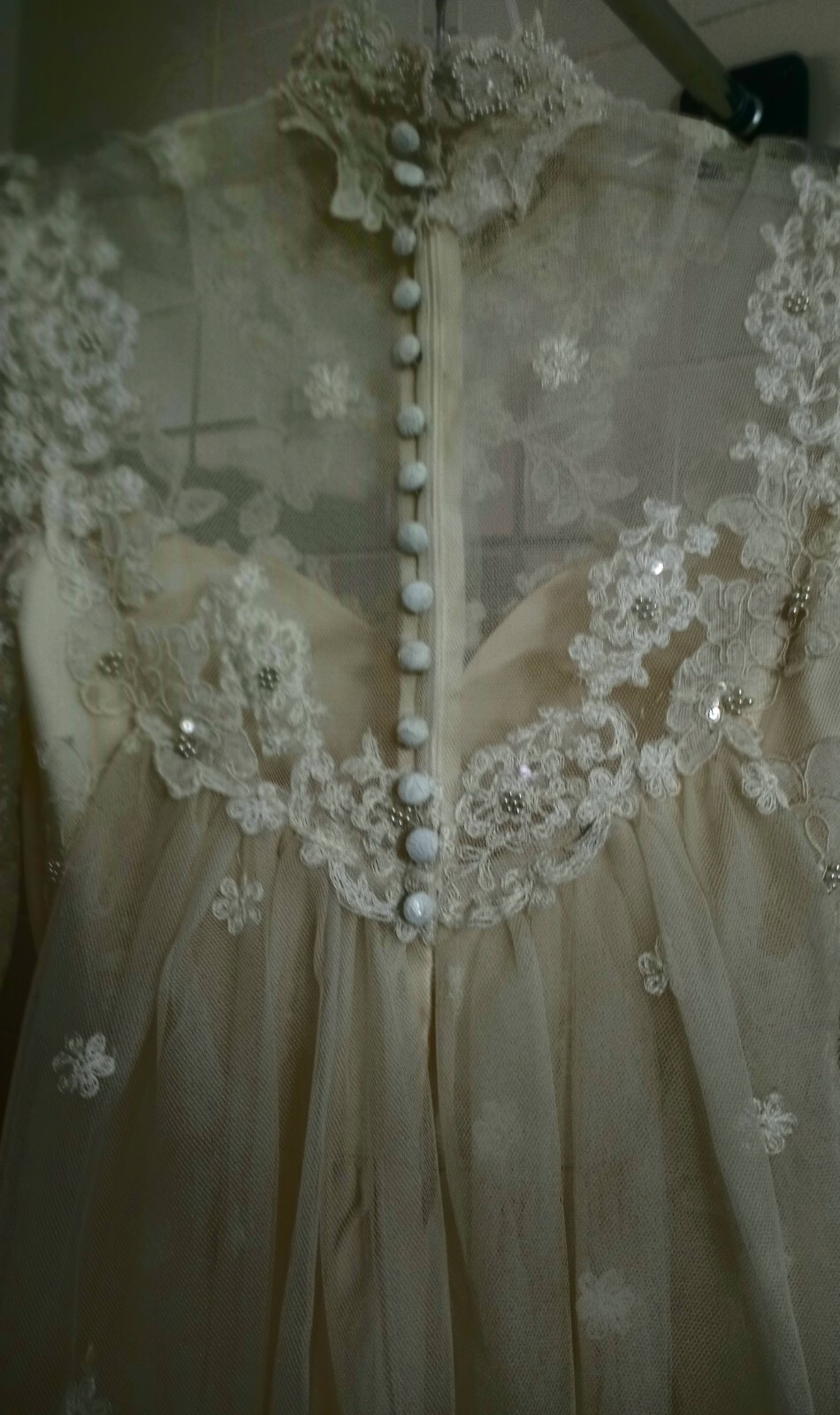 VINTAGE 60’s FRENCH CHANTILLY LACE HANDMADE BEIGE CLASSIC WEDDING DRESS SIZE 4