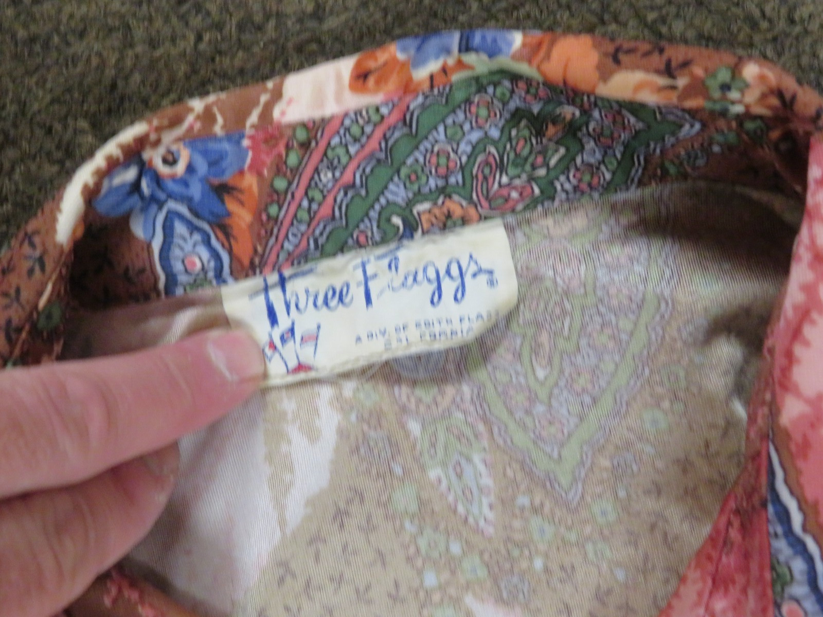 2 PCS. WOMEN’S VINTAGE TOPS MADE BY THREE FLAGGS