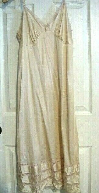 Women’s Vintage Full Slip, Medium (36), Flesh-tone