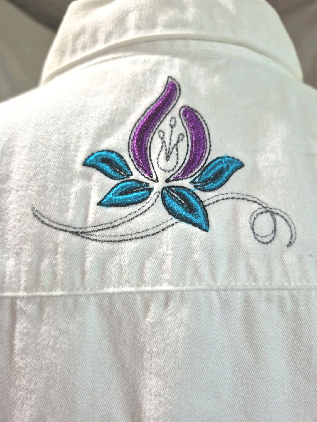 Vintage Woman XL White Cotton Floral Embroidery Vintage Tailored Western Inspire