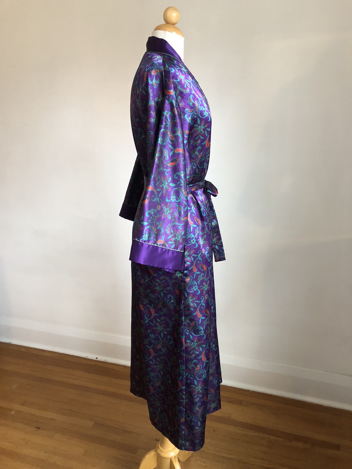STUNNING VTG MS. B Purple Paisley Satin Cuddleskin Robe Dressing Gown SZ M
