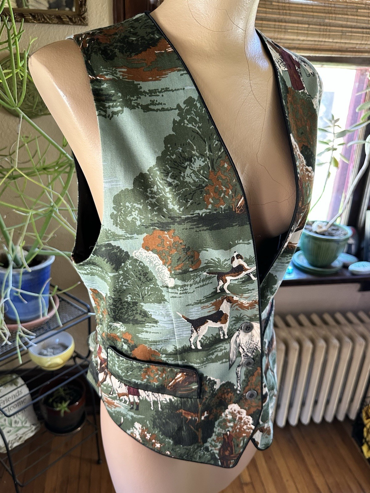 Crazy Horse Vest Size. M English Countryside Hunting Scene Vintage 90s