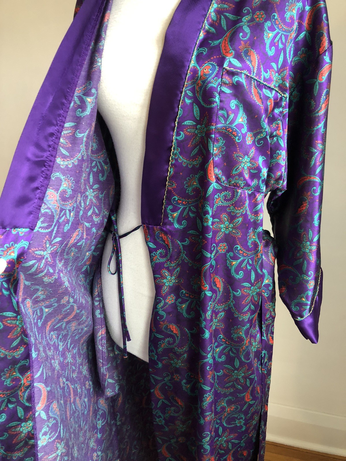STUNNING VTG MS. B Purple Paisley Satin Cuddleskin Robe Dressing Gown SZ M