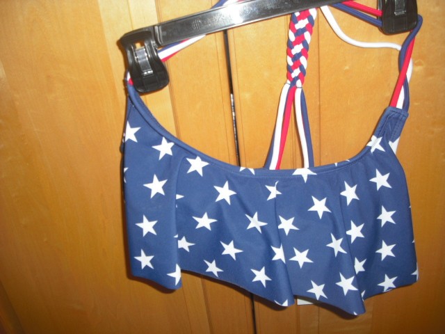 CALIFORNIA WAVES BATHING SUIT TOP, SIZE M, HALTER BACK. LIGHT PADDING. NWT.