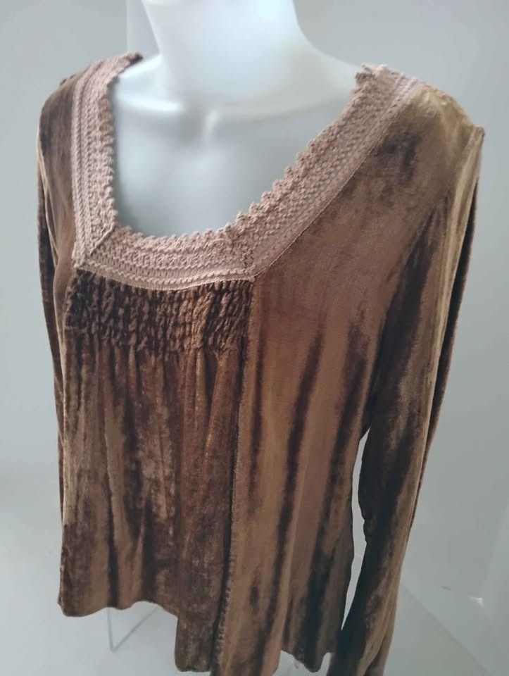 Women’s Medium Top Gold Velvet Long Sleeves Empire Style Bric-A-Brac Trim