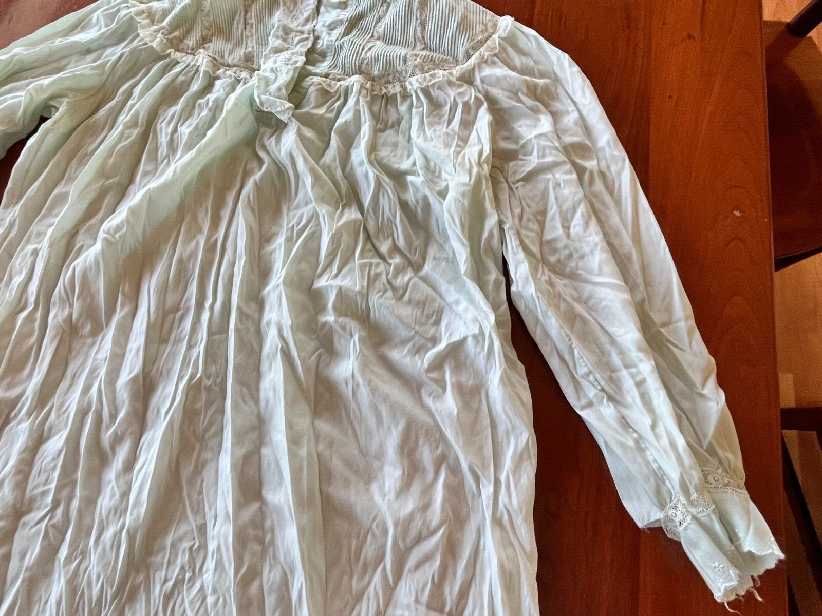 VINTAGE PASTEL GREEN LADIES NIGHTGOWN LACE COTTON POLY BLEND LONG SLEEVE