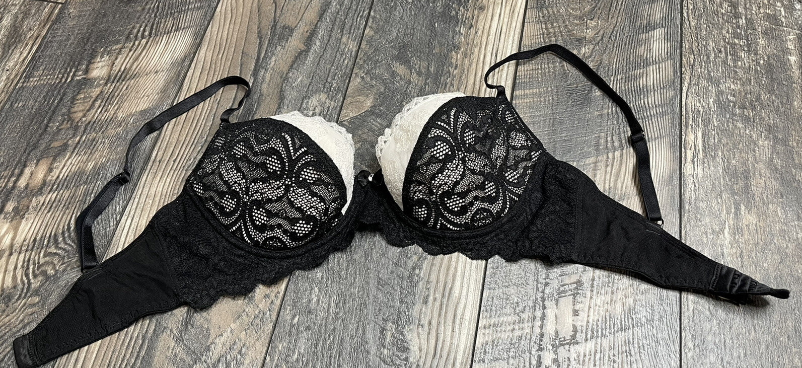 VTG Frederick’s of Hollywood Black White Lace Push-up Bra Sexy Lingerie 32D