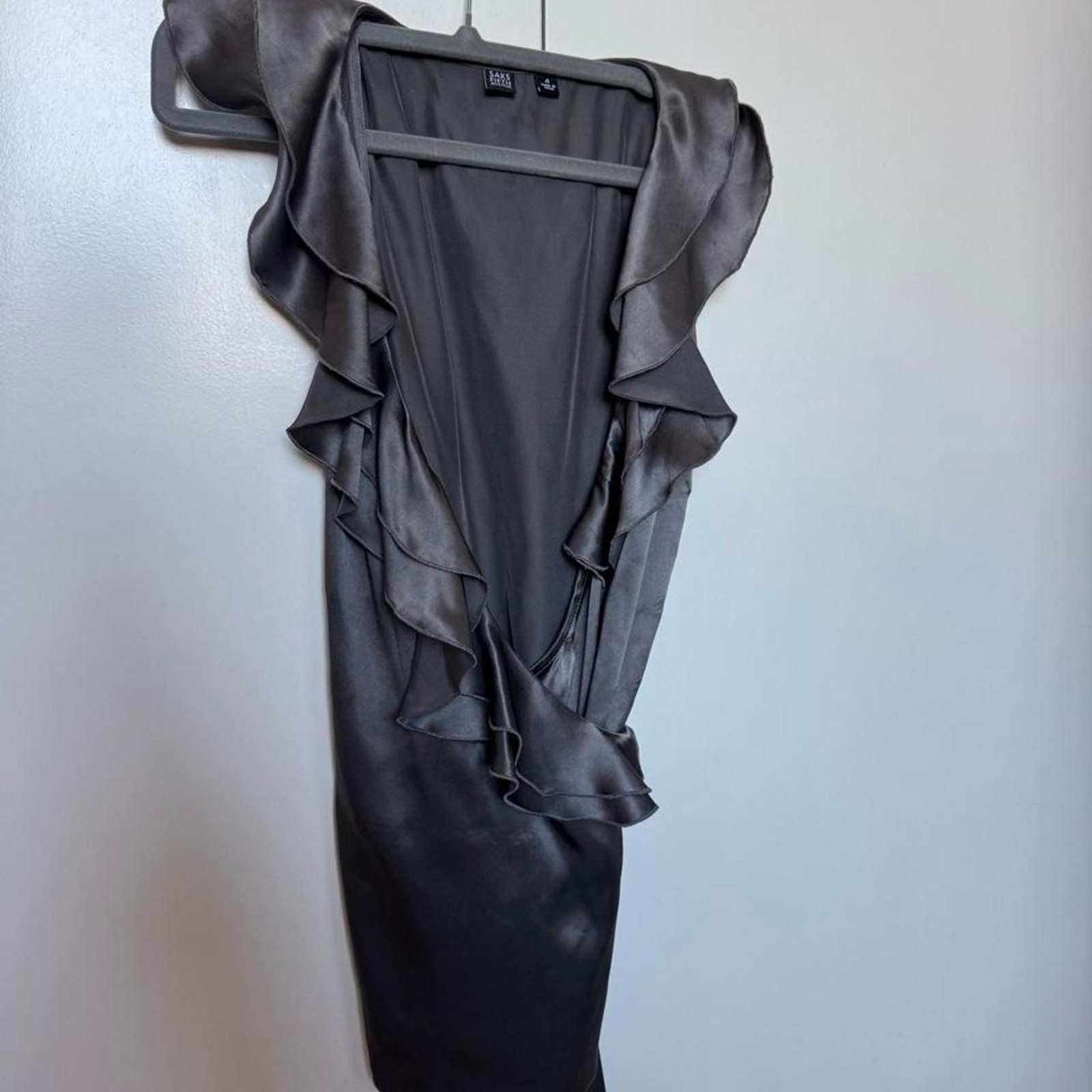 Beautiful 100% silk Saks Fifth Avenue gray ruffle top tie waist detail SZ 4/S/M