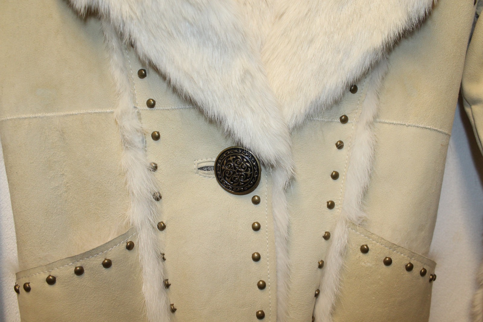 SHERI BODELL CREAM SUEDE LEATHER & FUR JACKET W/ GROMMET STUDS ACCENT ONE BUTTON