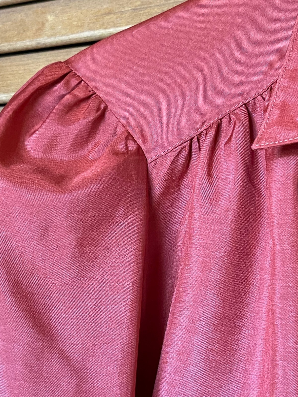 VINTAGE „SILKHANA LADY MANHATTTAN” WOMEN’S 12 (40″ BUST) RUST COLOR BLOUSE, EUC
