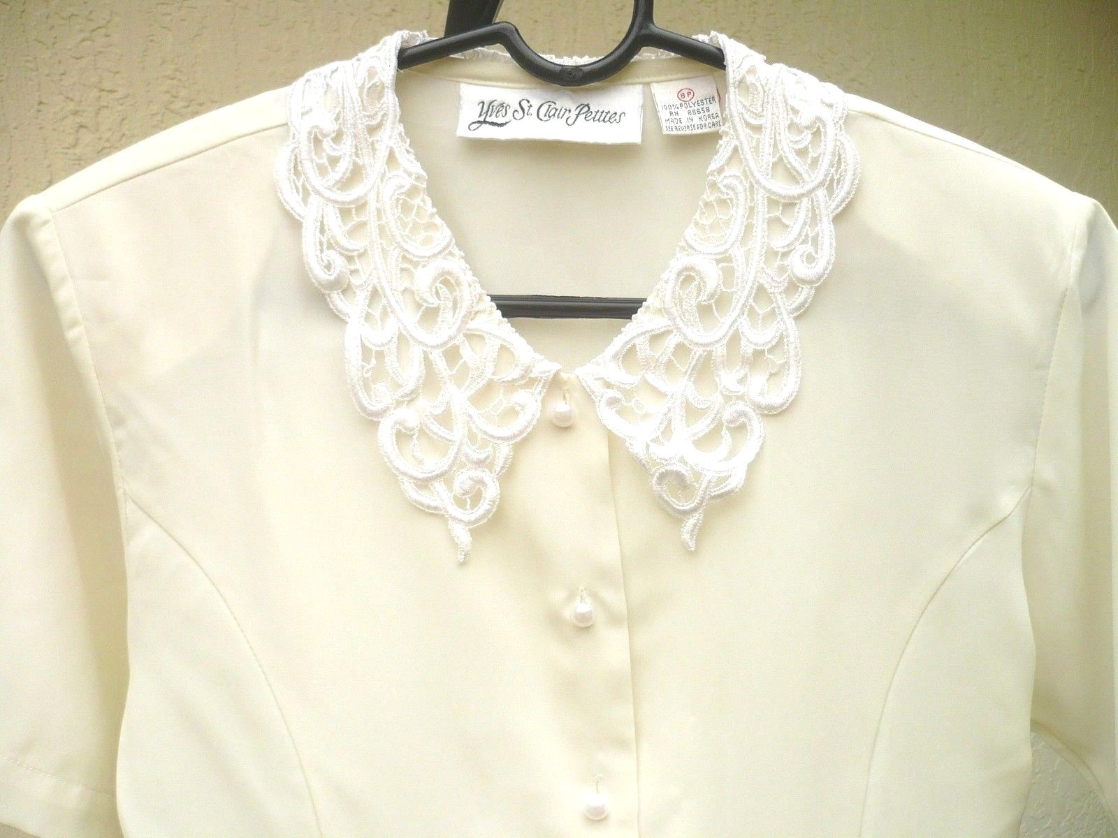 VTG 80S IVORY SATIN LACY PEARL CUTOUT LACE PETER PAN COLLAR BLOUSE S M P WOMEN