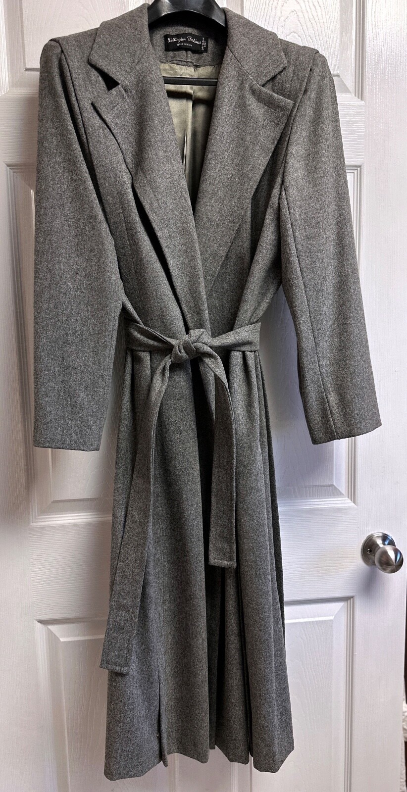 Vintage Women’s Wellington Fashions „Featherlite” Long 100% Wool Coat 46″ Bust