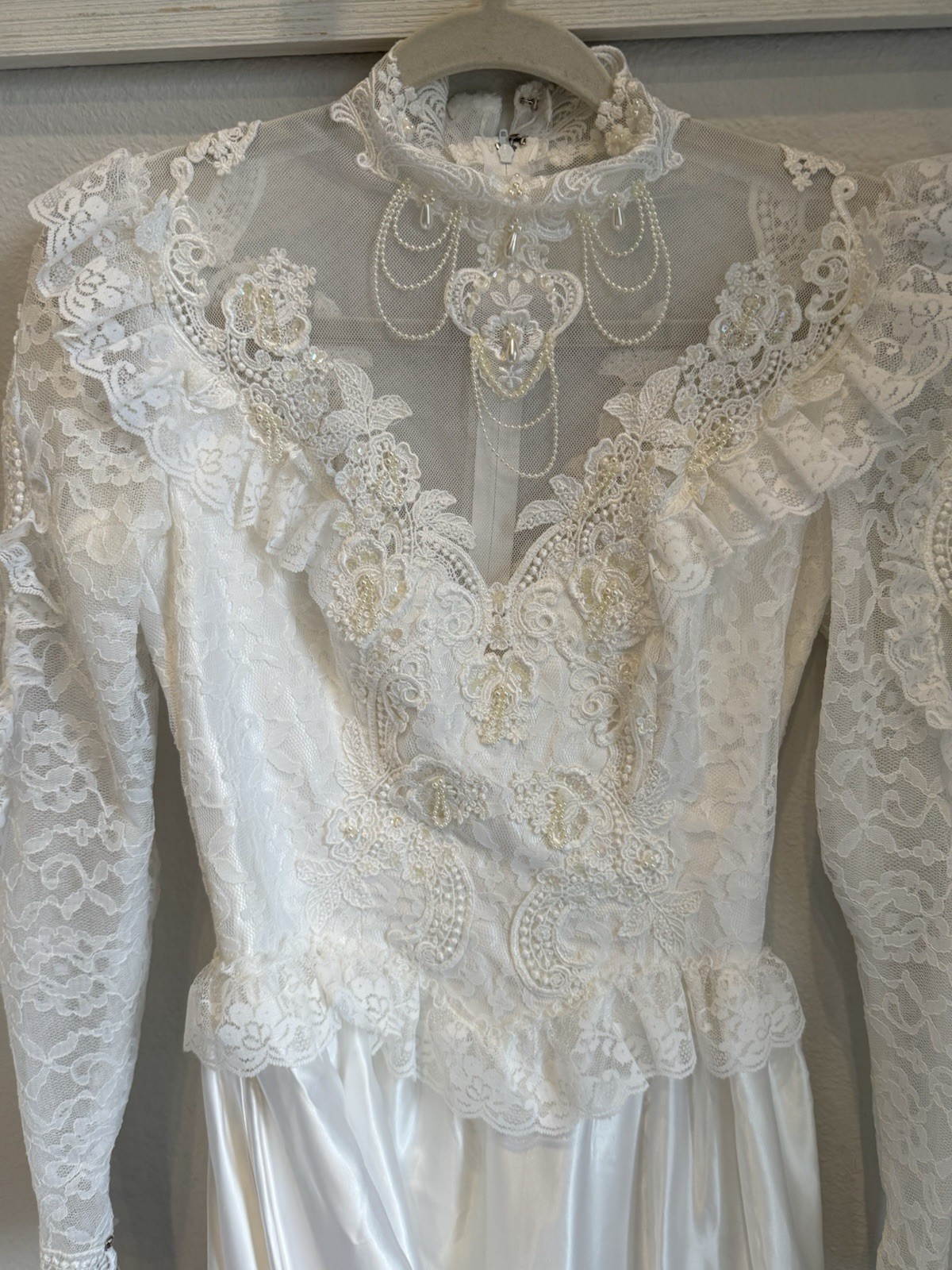 Vintage Bridal Gown Wedding Dress – White- Lace- Beautiful Detailing Medium 6-8