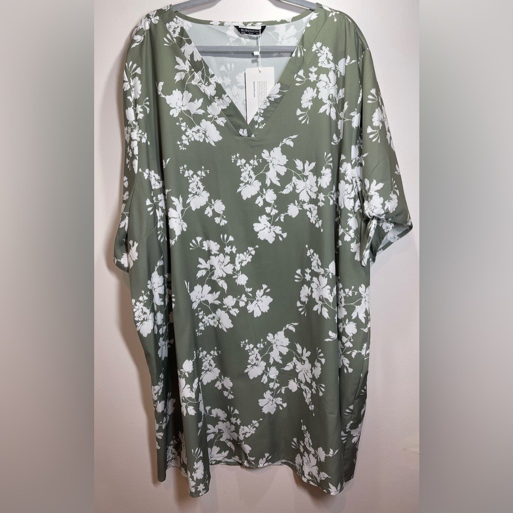 NWT BloomChic Floral Print Short Sleeve VNeck Midi Dress Size 30
