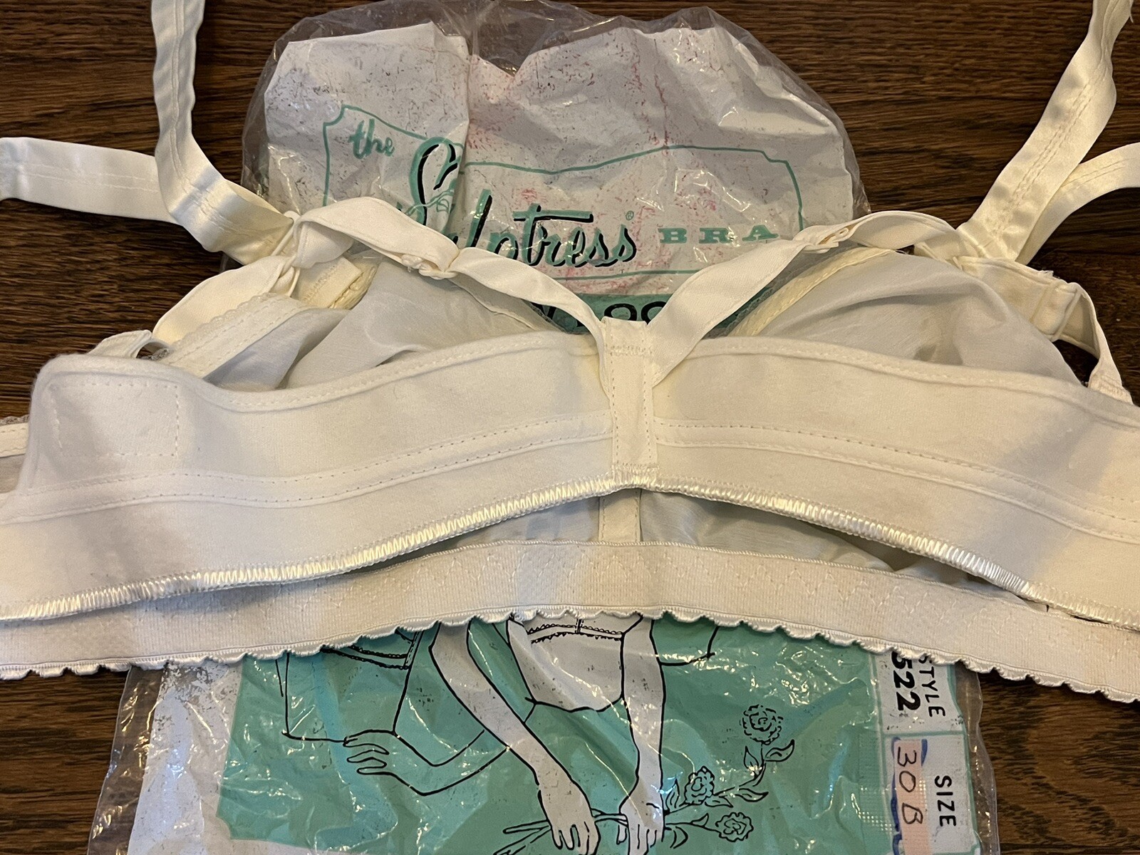 NEW Vintage 1970’s Sculptress White Poly Bra Style 522 w/Attached Banderin 30B