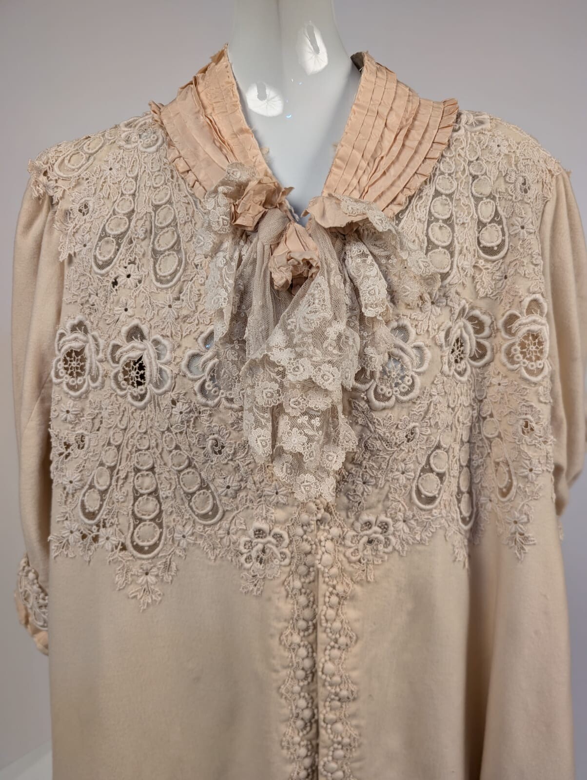 AU BON MARCHE EDWARDIAN BLONDE CASHMERE COAT W DENSE FLORAL LACE INSERTION