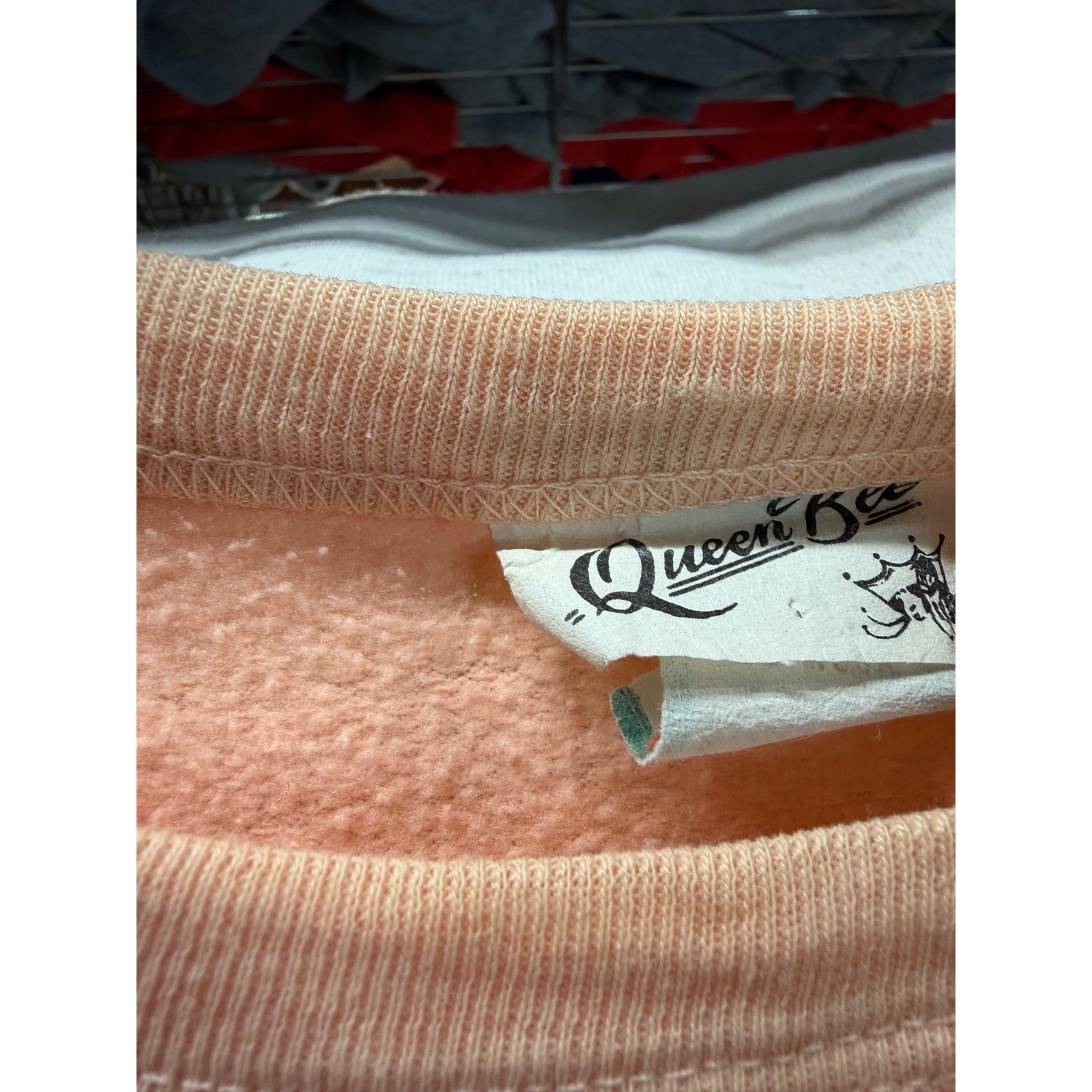 Vintage Queen Bee Raccoon Graphic Sweatshirt Peach Short Sleeve Mens XL 4818