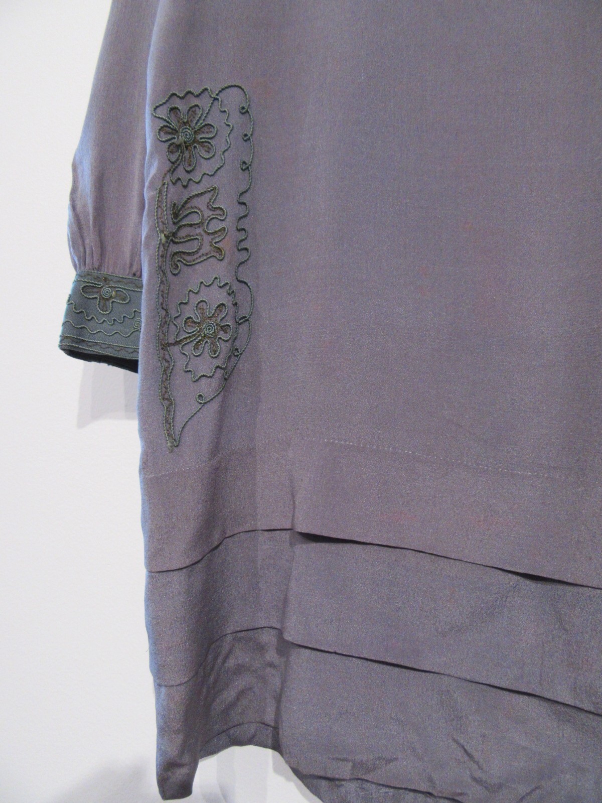 VINTAGE ANTIQUE WOMENS 1920S FLAPPER DRESS TUNIC MUAVE SILK CREPE EMBRD ASIS F45