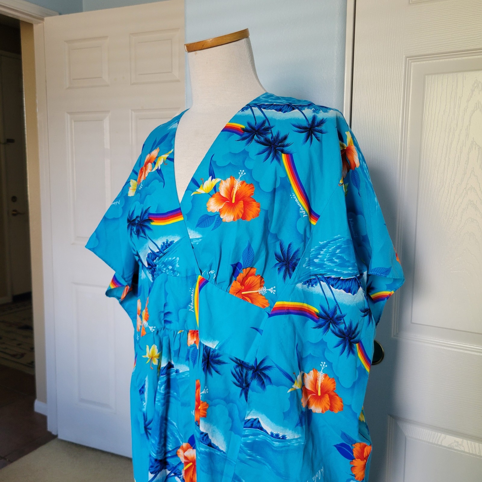 VTG 70s Hawaiian Muumuu Mrs. Roper Caftan, Angel Wing Sleeve resort One Size