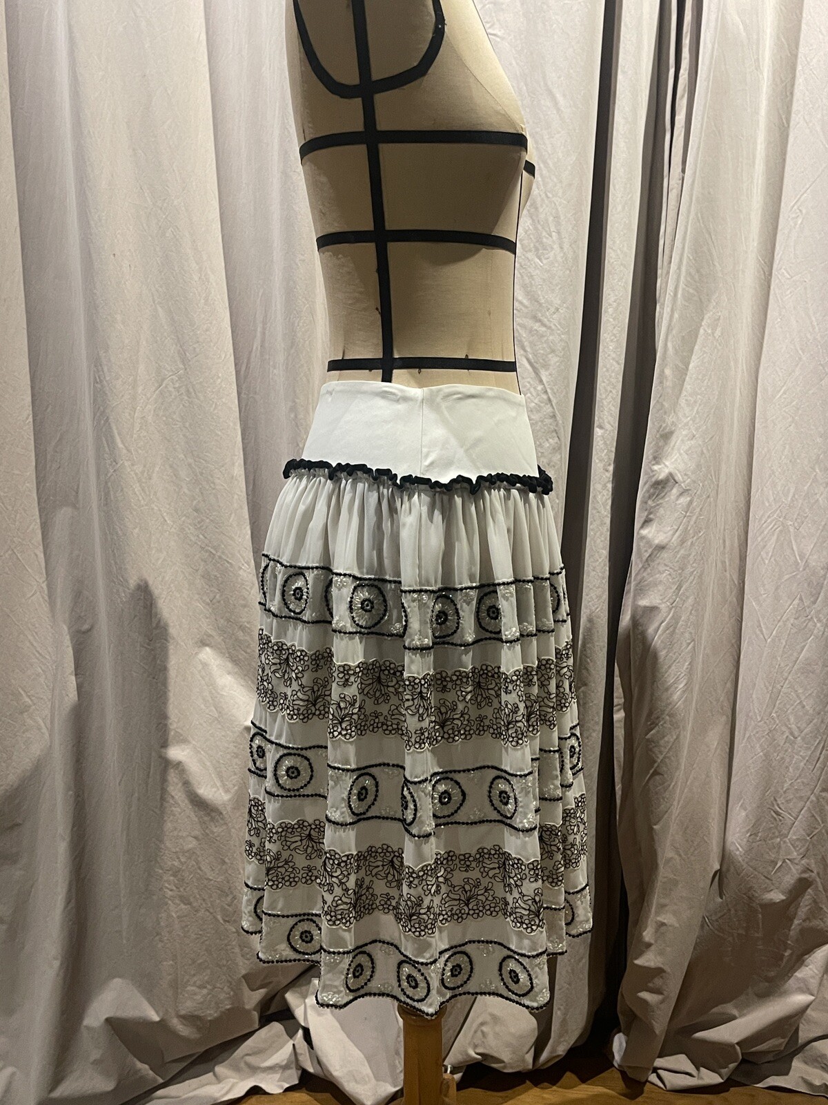 Vintage Anna Molinari Beaded Embroidered Silk And Lace Skirt US 6 IT 38 Pristine