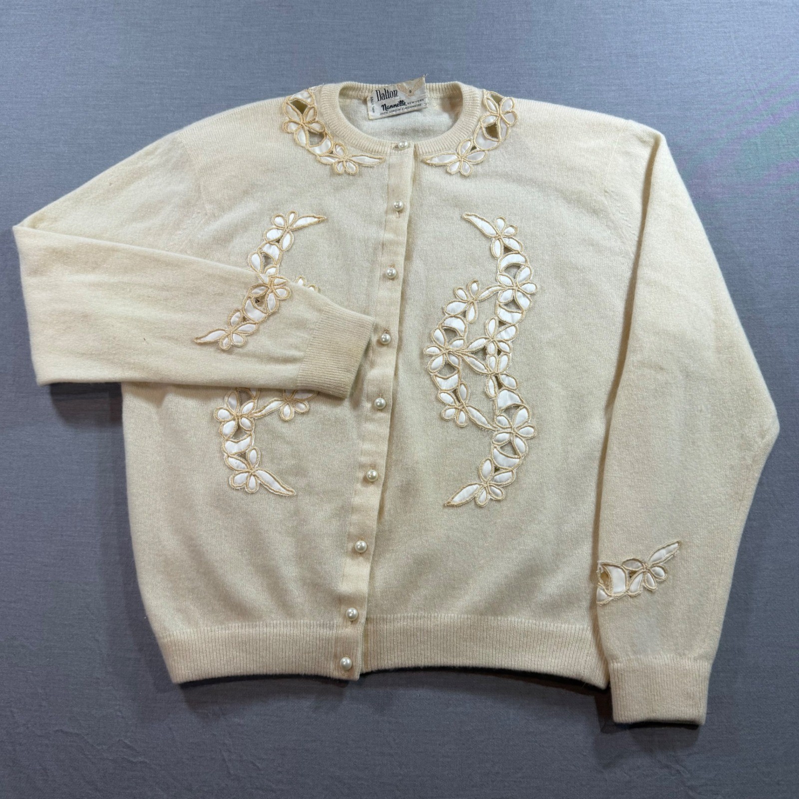 Dalton Cardigan Women’s M Cream Vintage Cashmere Floral Applique Pearl Button