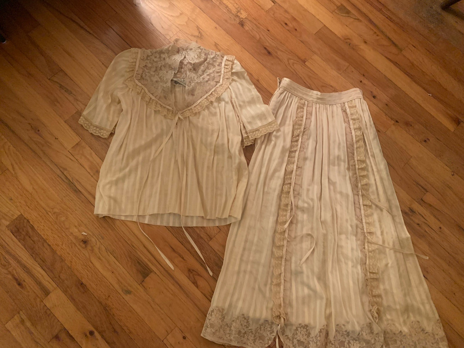 Vtg ELP Women’s 2 pc Gunny Sax Beige Cotton Lace Ribbon Top & Skirt Unique! S