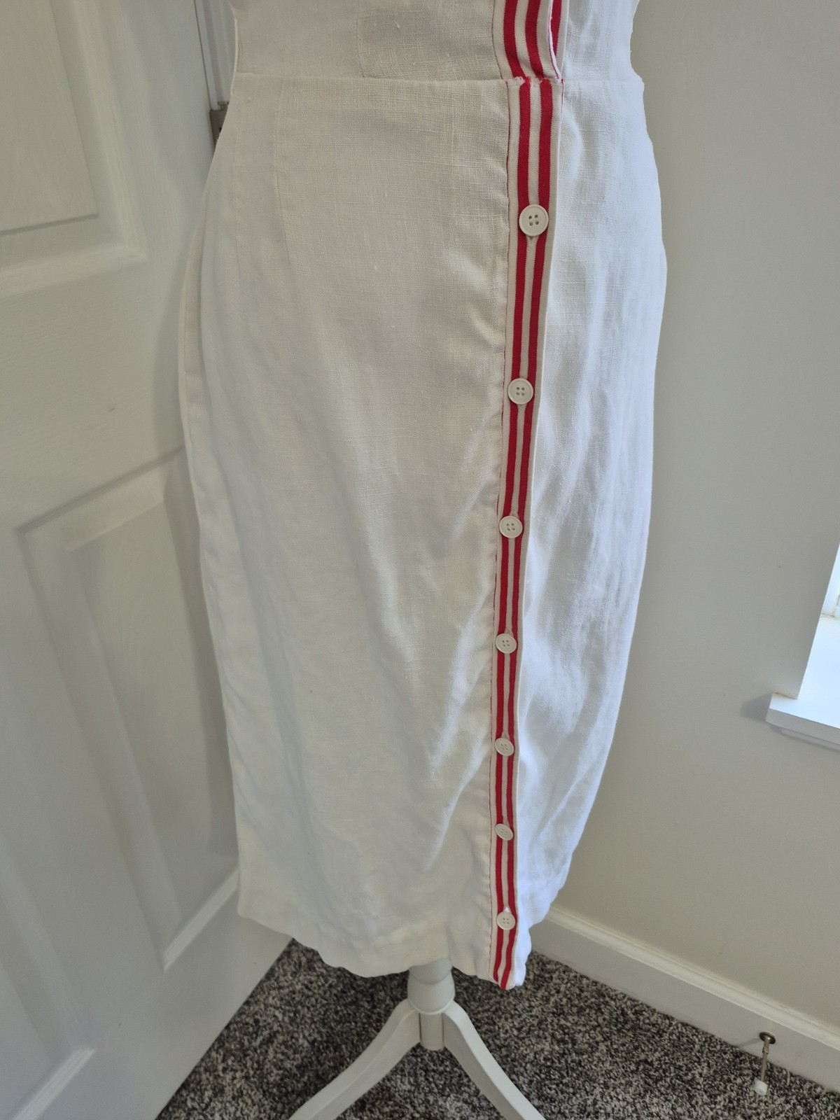 Vintage 40s / 50s White Linen Day Dress – Red Piping Trim & Button-Front – XS/S