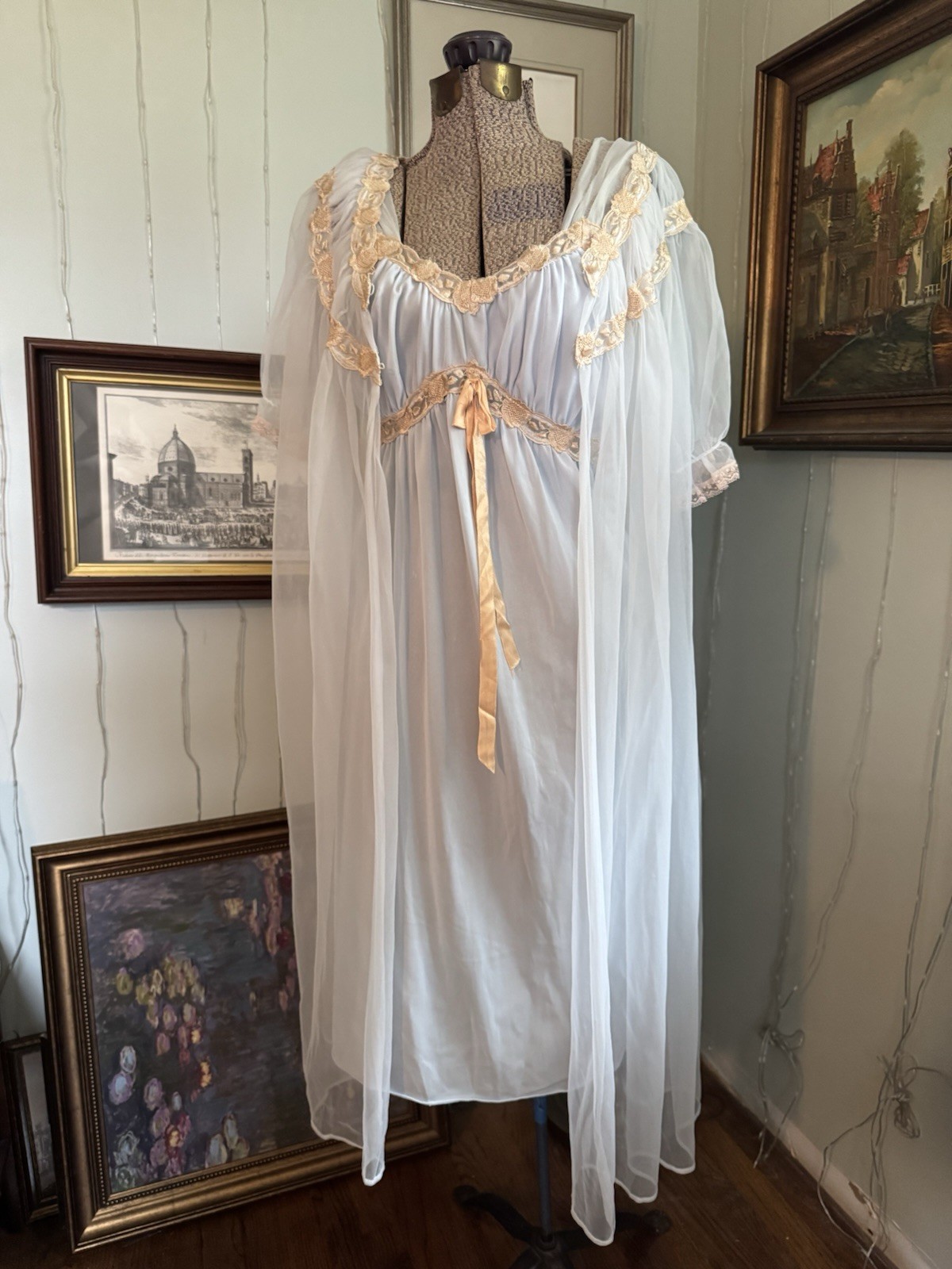 Blue And Gold Vintage Sleep Set – Sabrina Carpenter
