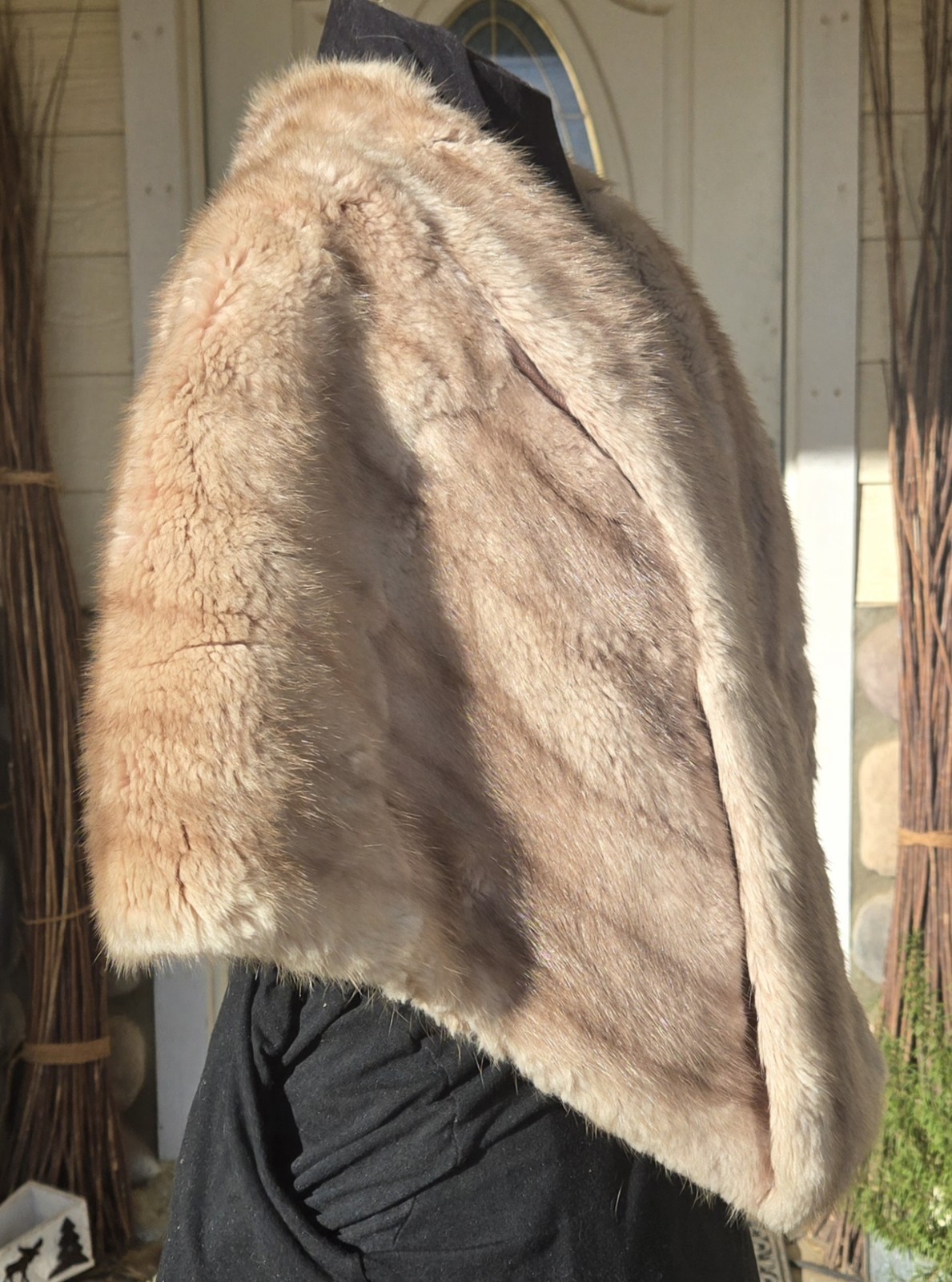 1950s BLONDE MINK FUR CAPELET w/POCKETS & SATIN LINING 21″ Shoulder 15″ Length