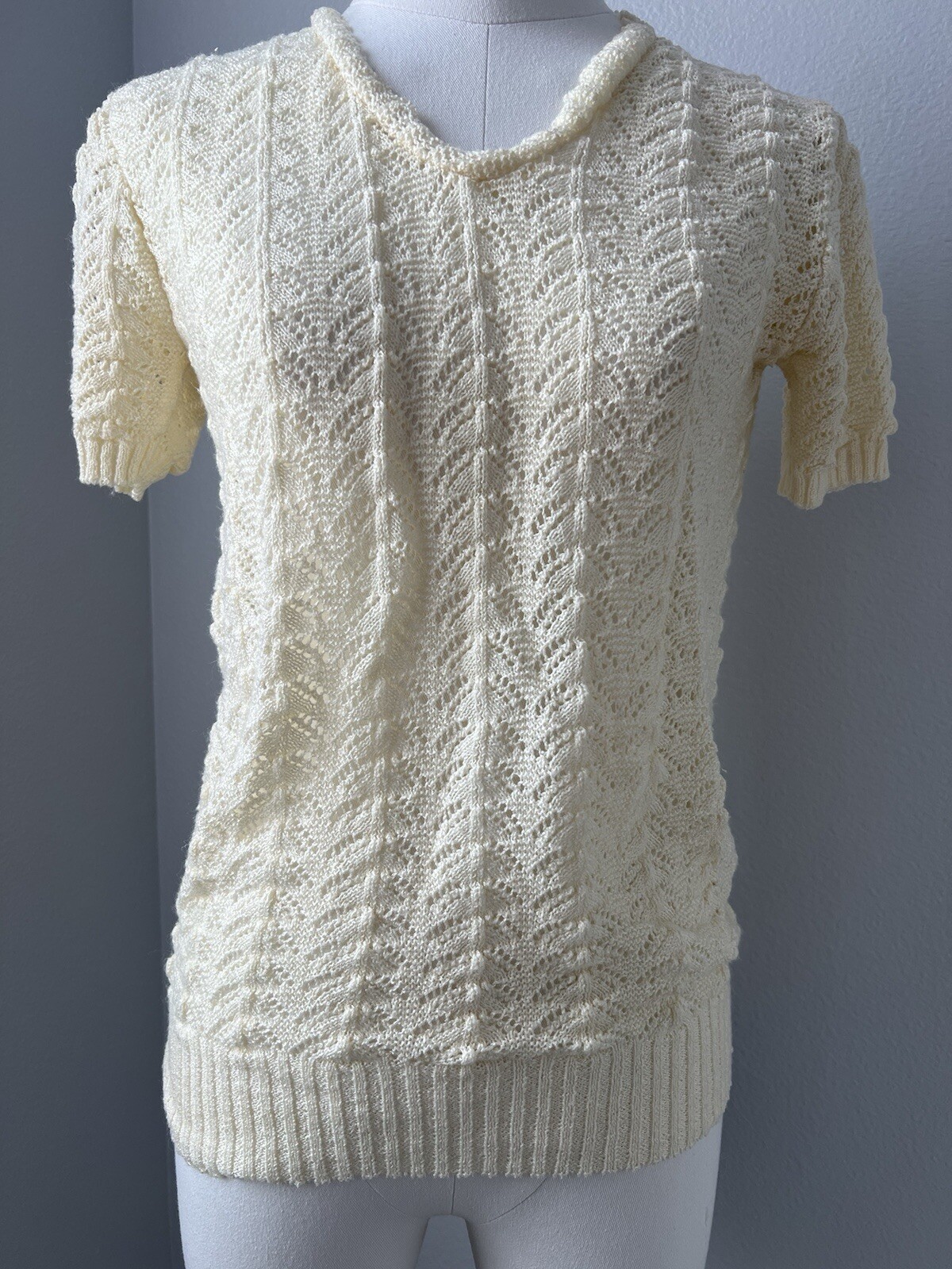 Vintage 80’s Keneth Too! Ivory Short Sleeve Scalloped V-neck Sweater Size Small
