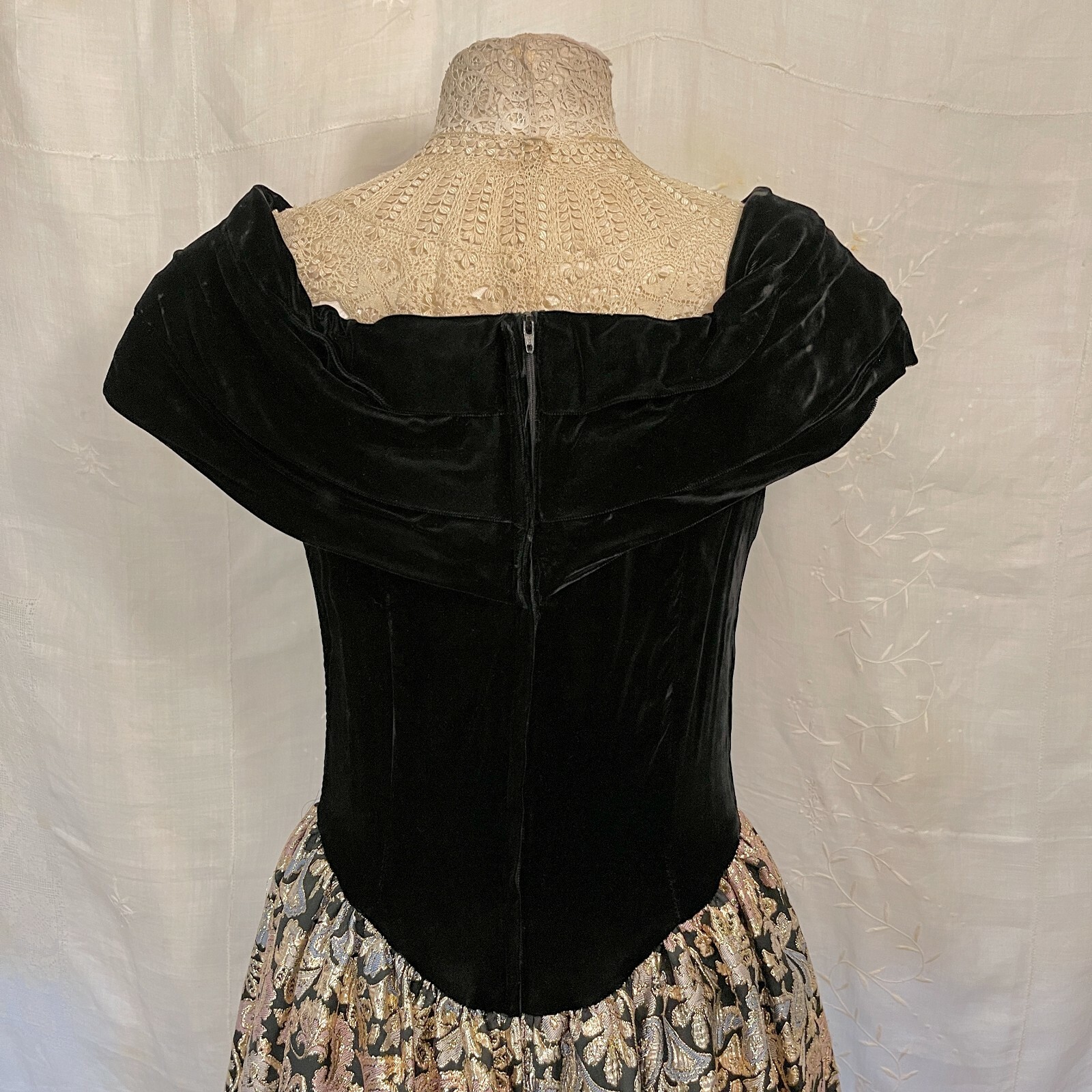 90s Vintage Black Velvet Metallic NYE Ball Gown M JESSICA MCCLINTOCK Dress