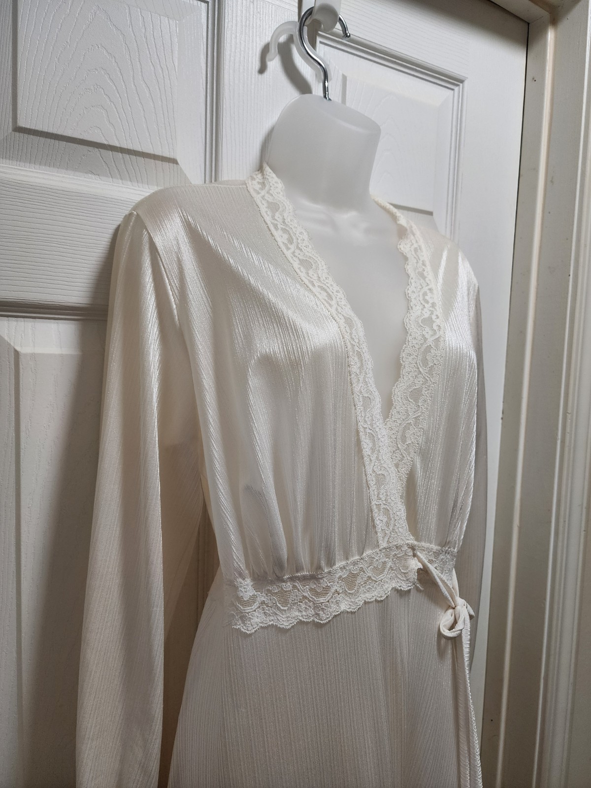 Vtg Miss Elaine Cream Nylon Robe Dressing Gown No Size Tag Lace Details Pockets