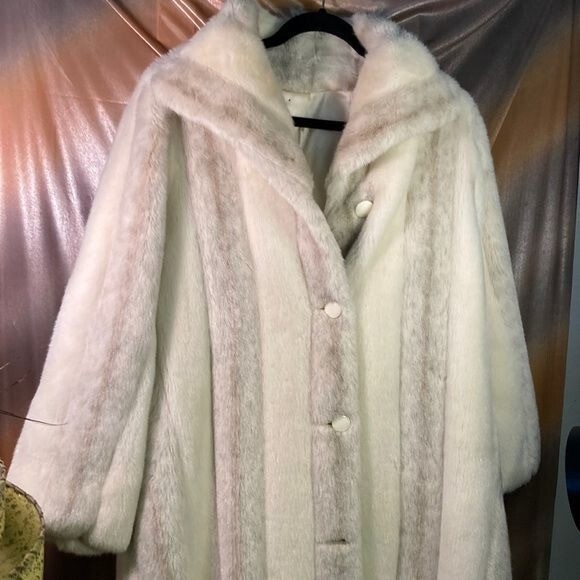 Vintage 1960’s White Gray Faux Fur Coat Satin Lining Size 44” Chest Medium