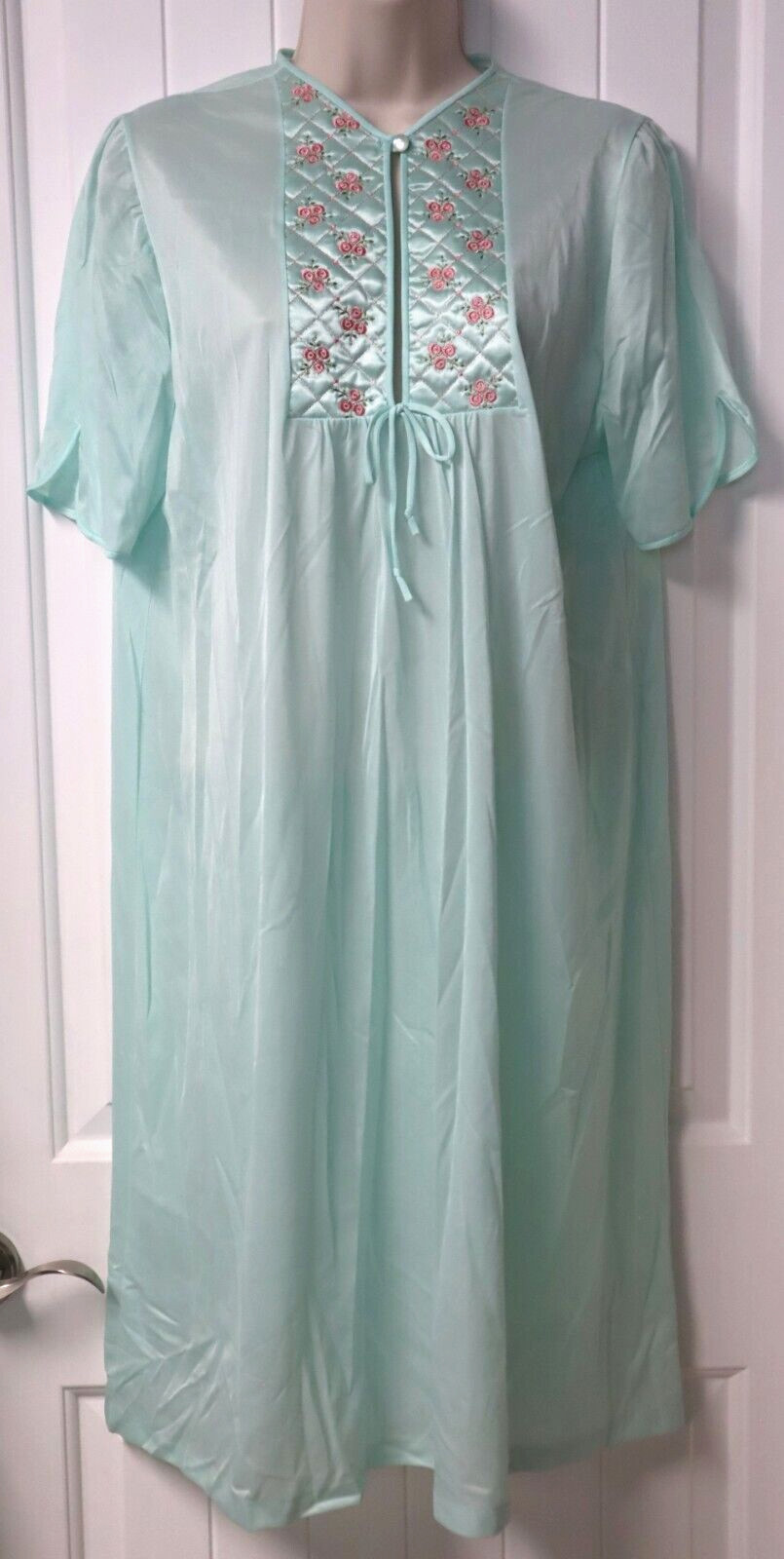 Vintage short sleeve embroidered mint green nightgown size M (check measurements