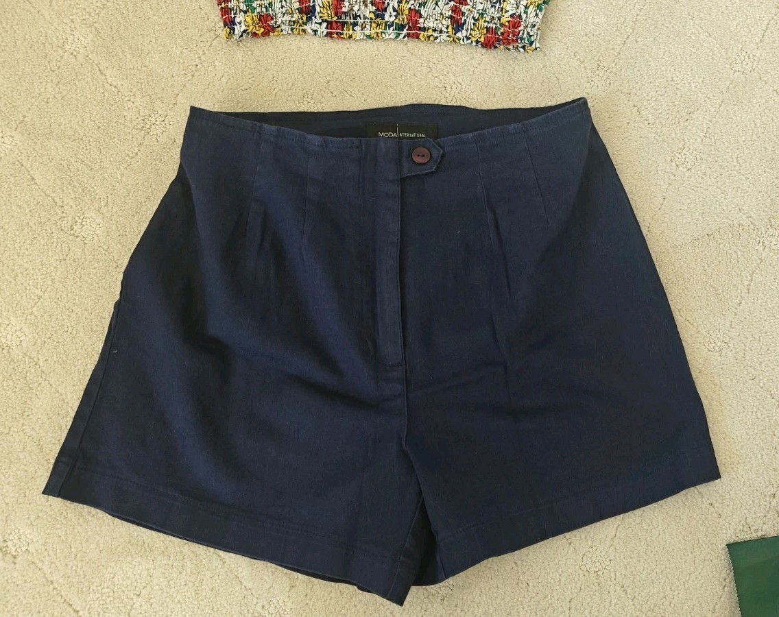 Vintage Moda International Navy Short Shorts & Bright Daisy Blouse Top Outfit