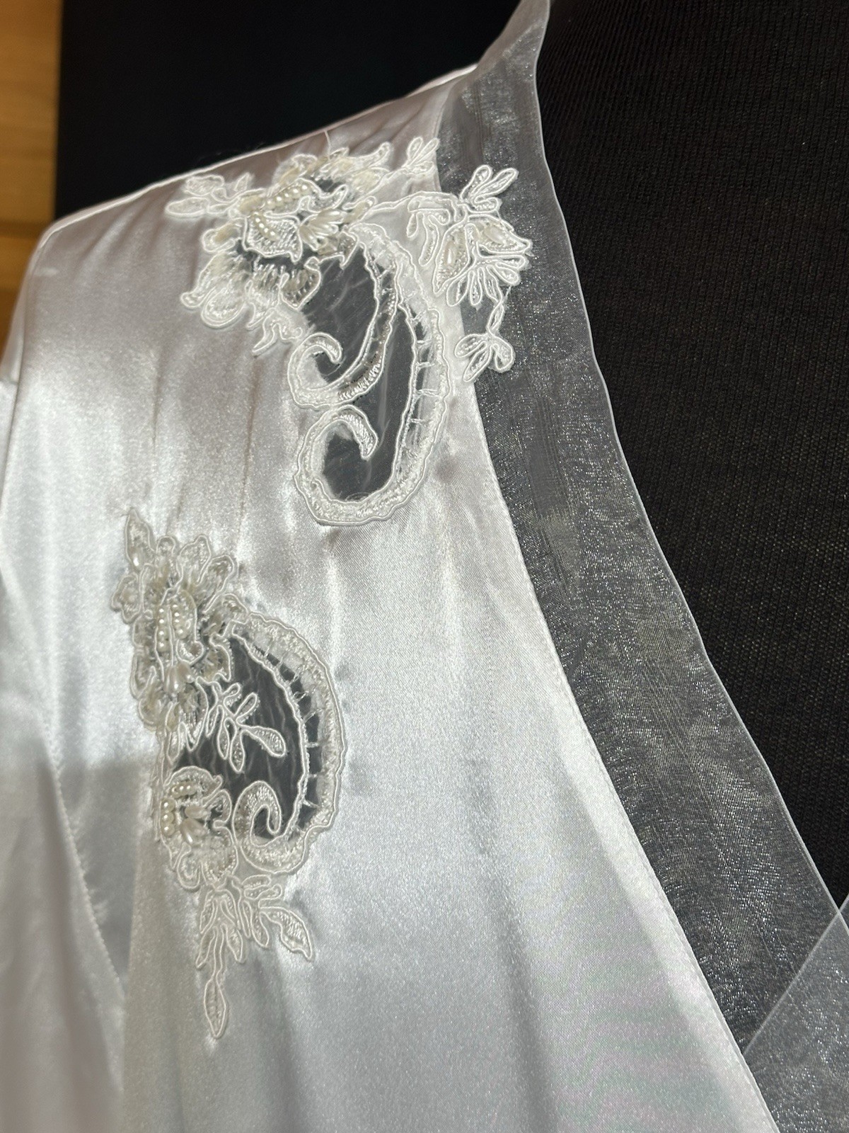 Intimo Amore Bridal Robe L White Satin Pearl Beaded Lace Applique Long Y2K