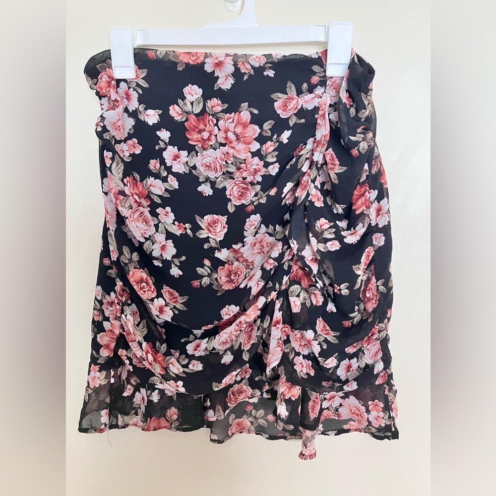 Floral Black and Pink Women’s Romantic Coquette style Mini Skirt Size Large